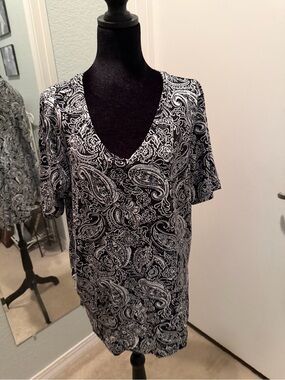 Isaac Mizrahi Black & White Paisley V-Neck Tunic